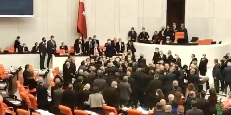 Bütçe görüşmelerinde; Soylu sataştı, yumruklu kavga çıktı