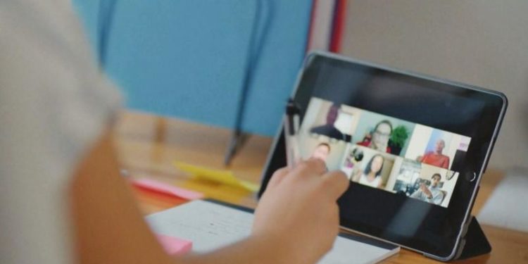 CEO, Zoom üzerinden yapılan konuşmada 900 çalışanını işten çıkardı