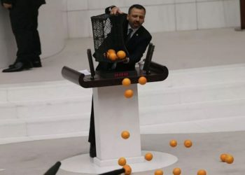 CHP'li vekilden TBMM'de portakallı protesto