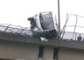Cezaevi aracı kaza yaptı, viyadükte asılı kaldı