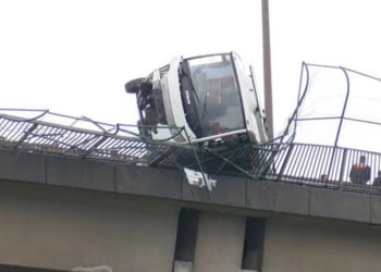 Cezaevi aracı kaza yaptı, viyadükte asılı kaldı