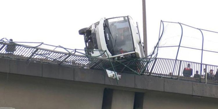 Cezaevi aracı kaza yaptı, viyadükte asılı kaldı