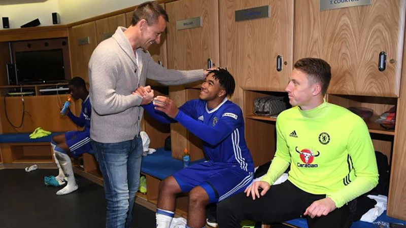 Chelsea efsanesi John Terry yuvaya döndü