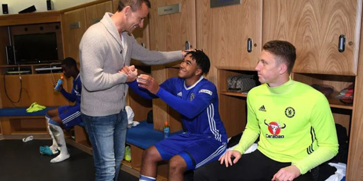Chelsea efsanesi John Terry yuvaya döndü