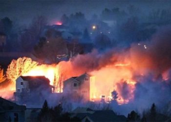 Colarado'da devam eden yangınlarda on binlerce kişi tahliye edildi