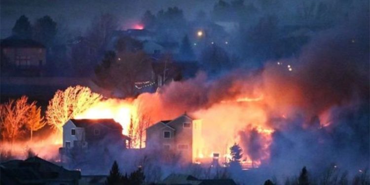 Colarado'da devam eden yangınlarda on binlerce kişi tahliye edildi