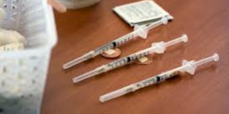 Covid-19 aşısı yaptırmayan 200'e yakın sağlık çalışanı işten çıkarıldı