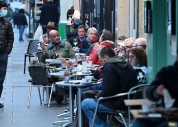 Covid: Birleşik Krallık'ta günlük vaka sayısı ilk kez 100 bini aştı