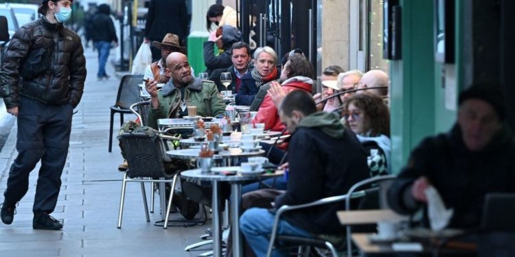 Covid: Birleşik Krallık'ta günlük vaka sayısı ilk kez 100 bini aştı