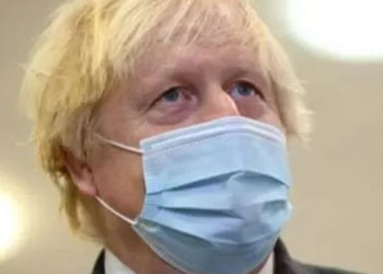 Covid: İngiltere'de günlük vaka sayısı ilk kez 100 bini geçti, Başbakan Johnson Noel öncesi halkı uyardı