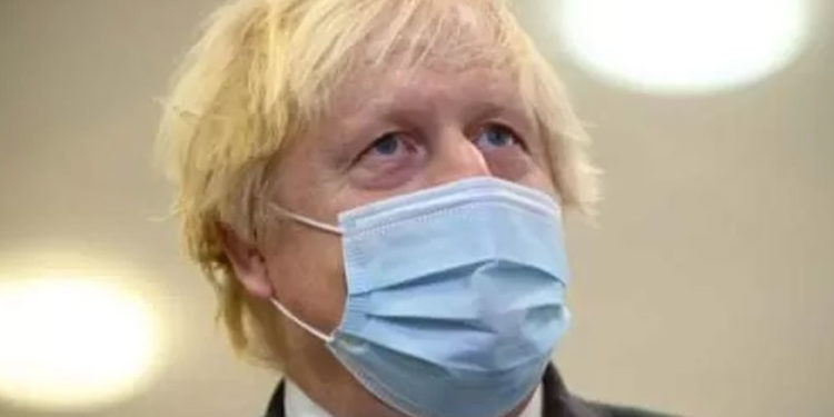 Covid: İngiltere'de günlük vaka sayısı ilk kez 100 bini geçti, Başbakan Johnson Noel öncesi halkı uyardı