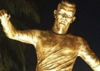 Cristiano Ronaldo'nun heykeli Hindistan'ı ikiye böldü