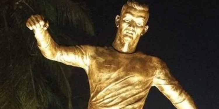 Cristiano Ronaldo'nun heykeli Hindistan'ı ikiye böldü