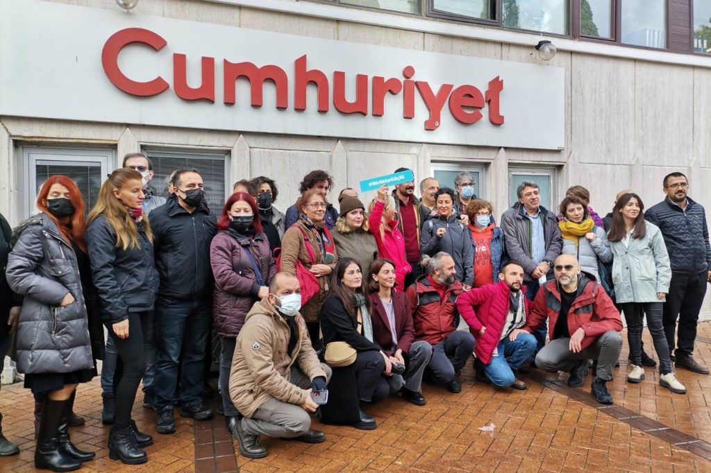 Cumhuriyet gazetesi işten çıkardığı 8 gazeteciyi geri aldı