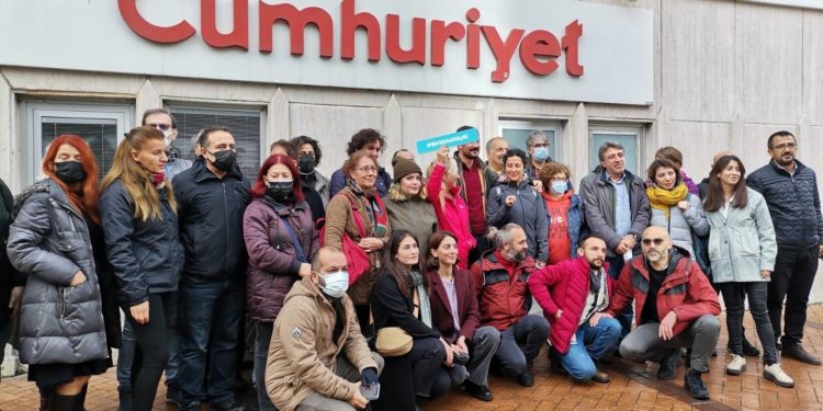 Cumhuriyet gazetesi işten çıkardığı 8 gazeteciyi geri aldı