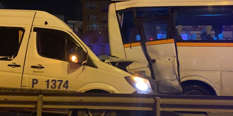 D-100’de iki işçi servisi çarpıştı