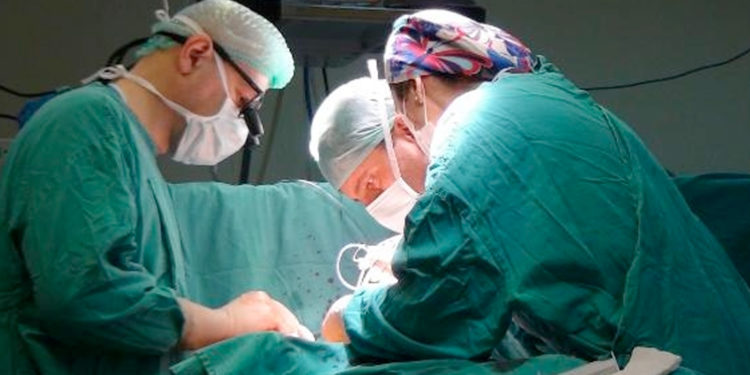 Daily Mail: Türkiye'de 16 yaşındaki çocuklara mide küçültme ameliyatı yapan klinikler var