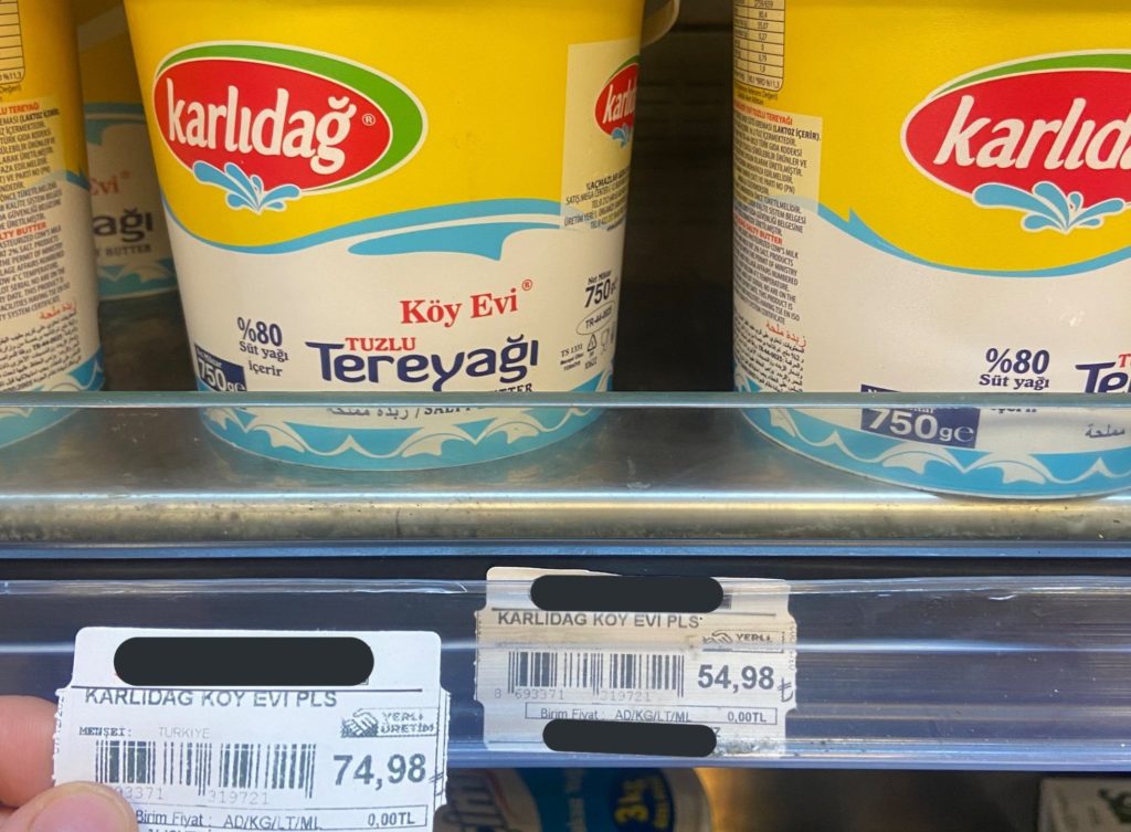 Değiştirmeye yetişemedikleri etiketlerdeki fiyat farkları market çalışanlarının maaşından kesiliyor