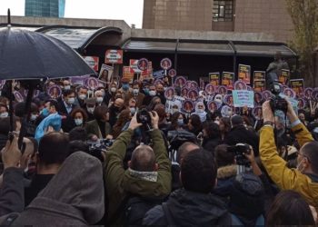 Deniz Poyraz davası görülüyor: Katil Gencer sanık kürsüsünde kollukla gülüşerek sohbet ediyor