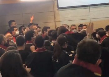 Deniz Poyraz’ı katleden Onur Gencer mahkemede gülünce arbede çıktı