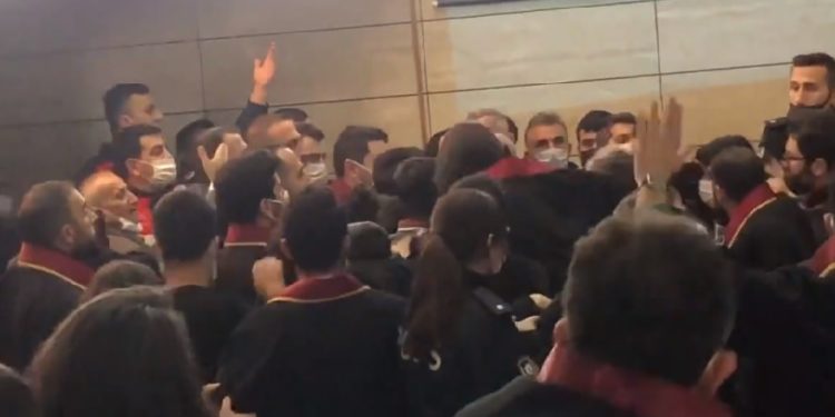 Deniz Poyraz’ı katleden Onur Gencer mahkemede gülünce arbede çıktı