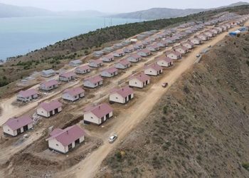 Deprem konutları ihalesini AKP'li eski vekilin akrabalarına vermişler