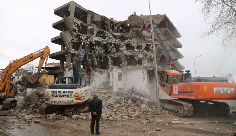 Depremde hasar gören ve tehlike saçan 6 katlı inşaat yıllar sonra yıkılıyor