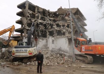 Depremde hasar gören ve tehlike saçan 6 katlı inşaat yıllar sonra yıkılıyor
