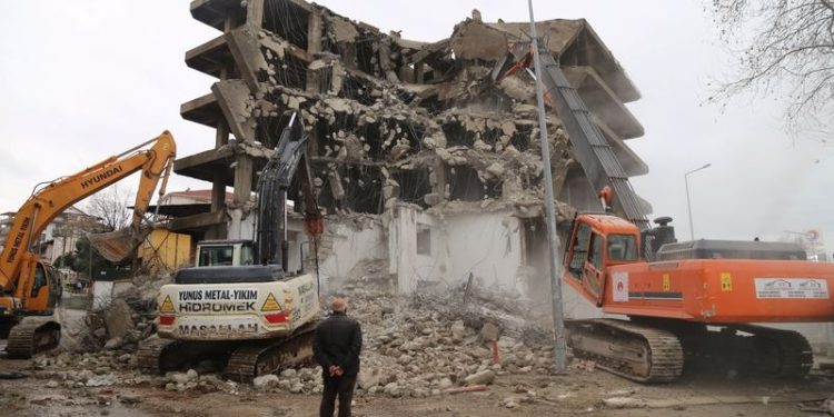 Depremde hasar gören ve tehlike saçan 6 katlı inşaat yıllar sonra yıkılıyor