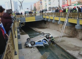 Direksiyonu kilitlenen polis aracı dereye düştü