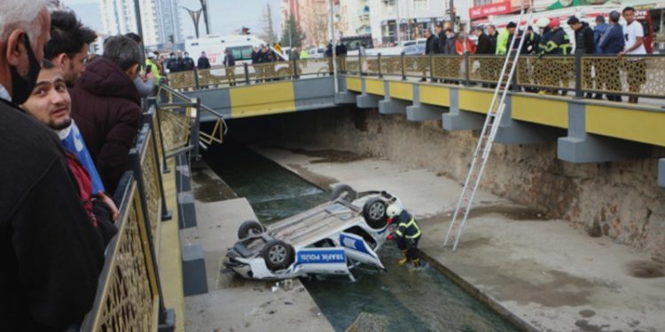 Direksiyonu kilitlenen polis aracı dereye düştü