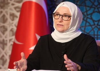Diyanet İşleri Başkanı’nın eşi Kuran kurslarını, müftülükleri geziyor: ‘İcazet belgesi’ dağıtıyor