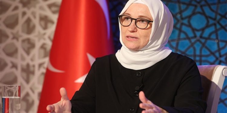 Diyanet İşleri Başkanı’nın eşi Kuran kurslarını, müftülükleri geziyor: ‘İcazet belgesi’ dağıtıyor