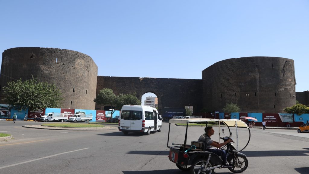 Diyarbakır'da toplu ulaşıma ve ekmeğe zam