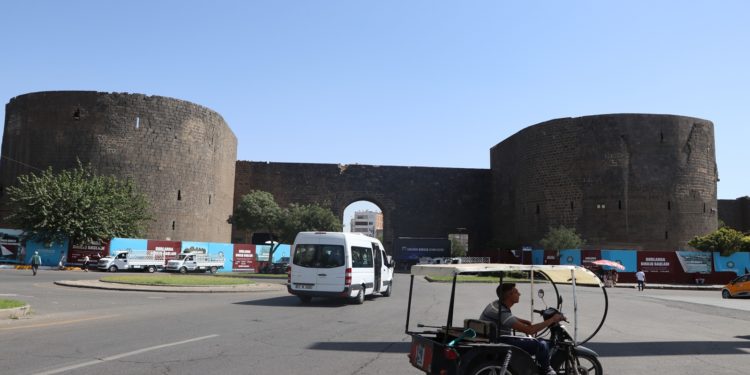 Diyarbakır'da toplu ulaşıma ve ekmeğe zam