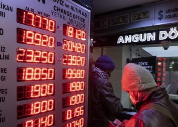 Dolar düşse de Türkiye'nin risk primi yüksek seyrediyor: "Faizleri yükseltmemek adına popülist bir teşvik devreye girdi"