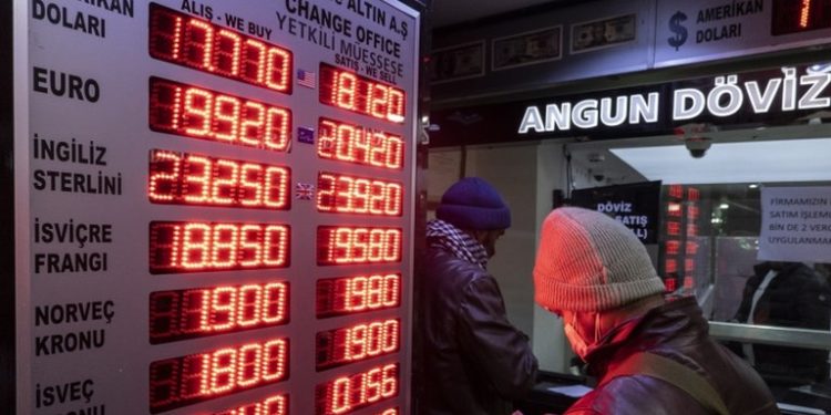 Dolar düşse de Türkiye'nin risk primi yüksek seyrediyor: "Faizleri yükseltmemek adına popülist bir teşvik devreye girdi"