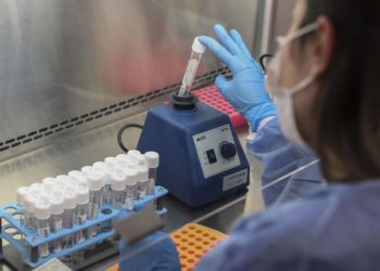 Doç. Dr. Bedia Dinç: Covid-19 mutasyonlarını "kişisel önlemler" ve "tam doz aşı" bitirebilir