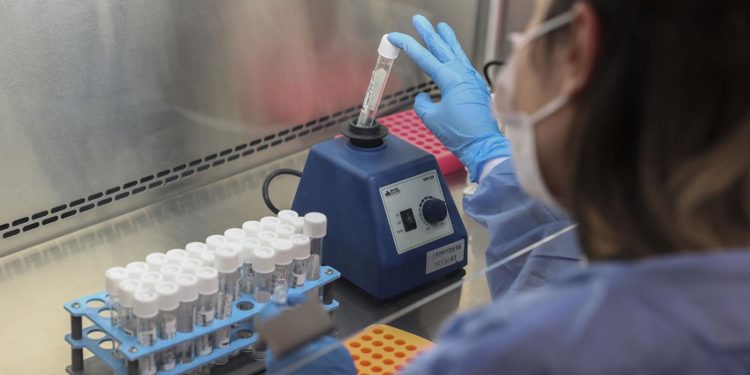 Doç. Dr. Bedia Dinç: Covid-19 mutasyonlarını "kişisel önlemler" ve "tam doz aşı" bitirebilir