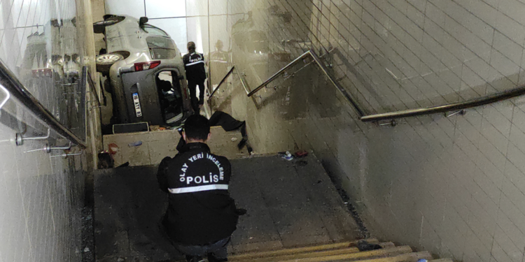 Doğum gününde araçla metro alt geçidine düşen genç hayatını kaybetti