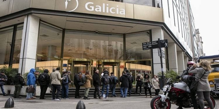 Döviz hesabı olanlar bankalara akın etti