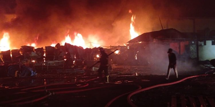 Düzce’de mobilya fabrikasında yangın