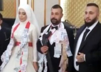Düğünde damada pompalı tüfek taktılar: Şeytan doldurmasın