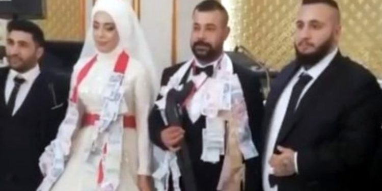 Düğünde damada pompalı tüfek taktılar: Şeytan doldurmasın