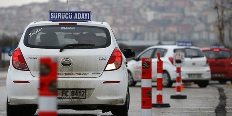 Ehliyet alacaklar dikkat: Eğitim değişiyor, sınavlar zorlaşıyor