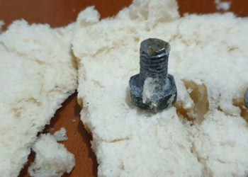 Ekmeğin içinden vida çıktı: '2 yıllık ekmeğini verelim şikayet etme'