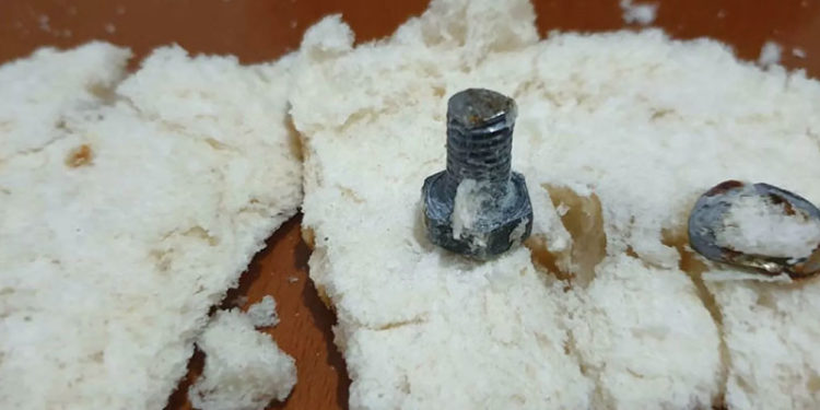 Ekmeğin içinden vida çıktı: '2 yıllık ekmeğini verelim şikayet etme'