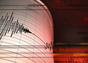 Endonezya 7.4 büyüklüğünde depremle sarsıldı
