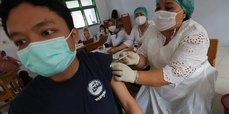 Endonezya, aşı zorunluluklarına rağmen hedeflediği rakamlara ulaşamadı