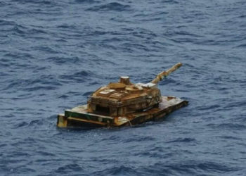 Endonezya'da denizde sürüklenen 'gizemli tank' viral oldu